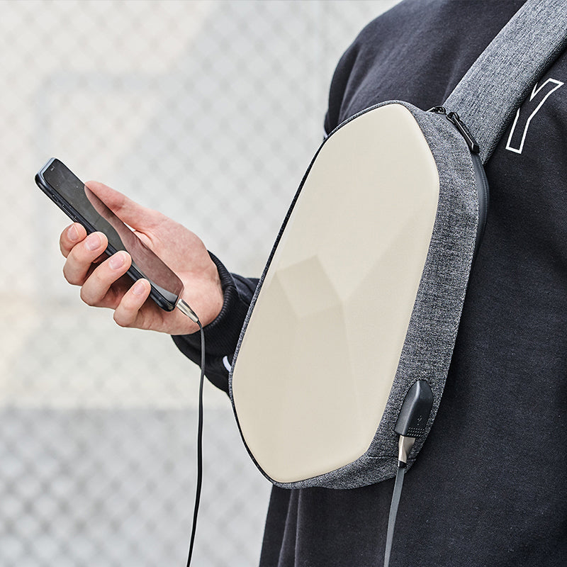 Skanto | Tyverisikret, vanntett, kollisjonsbestandig brystveske, med geometrisk 3D-skall, side USB-grensesnitt, høy-kvalitets beskyttelse, fler-lags partisjon lagring, for reise, utflukter, shopping og mer