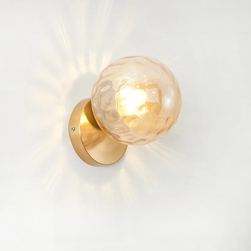 LuxeGlow - Stilfullt Gull Vegglampe med Glassball Skanto
