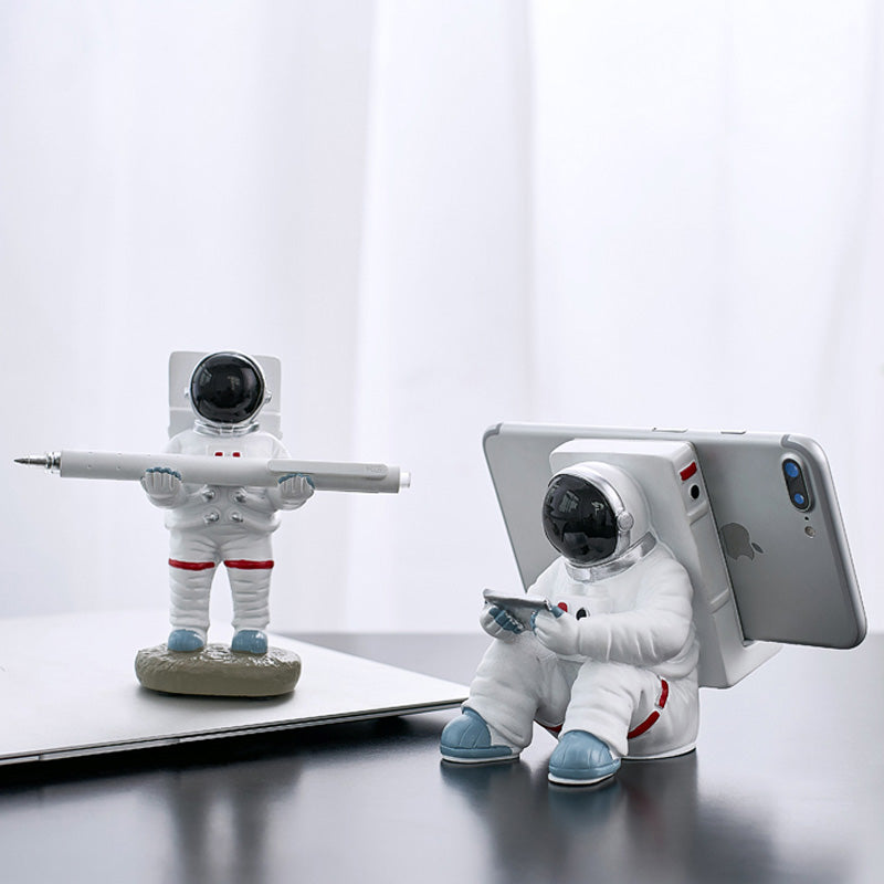 Støtte for telefoner eller penner i astronautdekorasjoner | Skanto