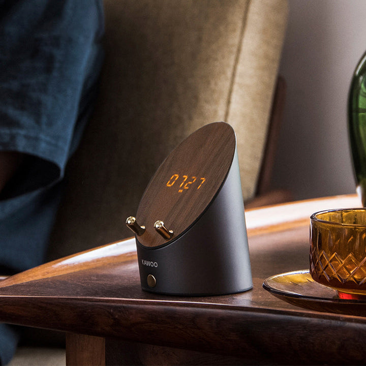 Skanto | Trådløs induksjon Bluetooth skrivebord mini høyttaler, med klokke, alarm, telefonholder, ingen Bluetooth-tilkobling kreves