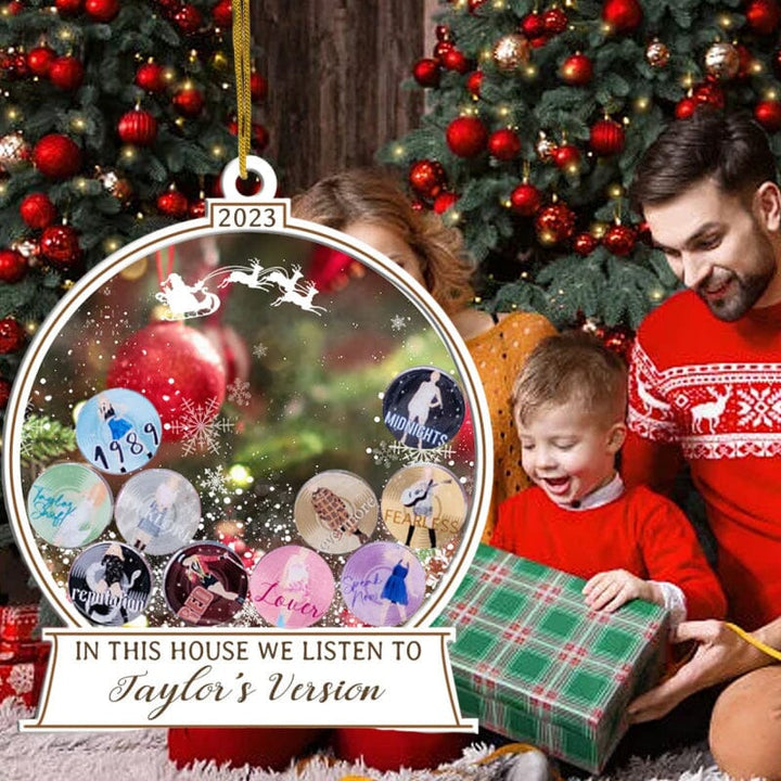 🎅I Dette Huset Lytter Vi Til Taylors Versjon Ornament | Skanto