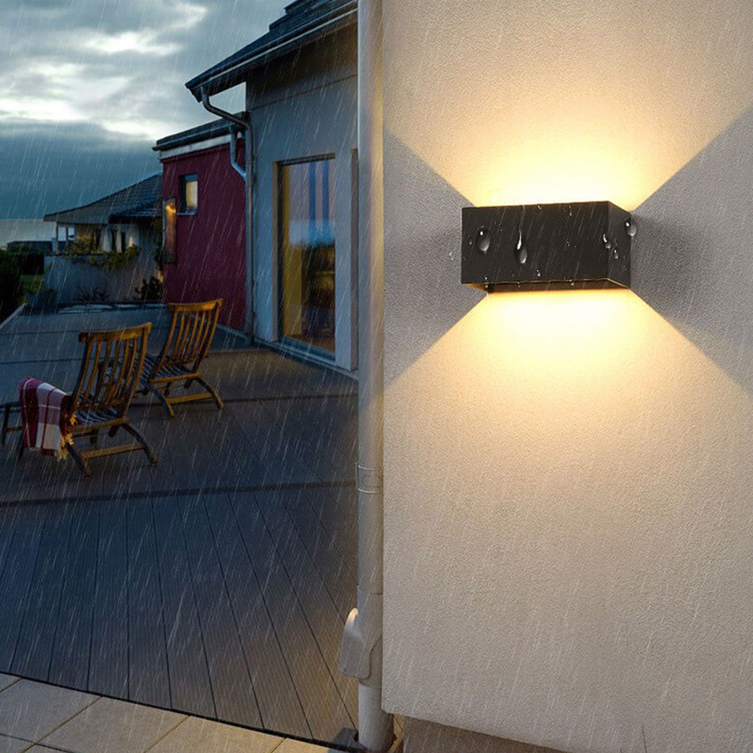 Moderne, vanntett, rektangulær LED-vegglampe for utendørs bruk med oppover- og nedoverrettet belysning.