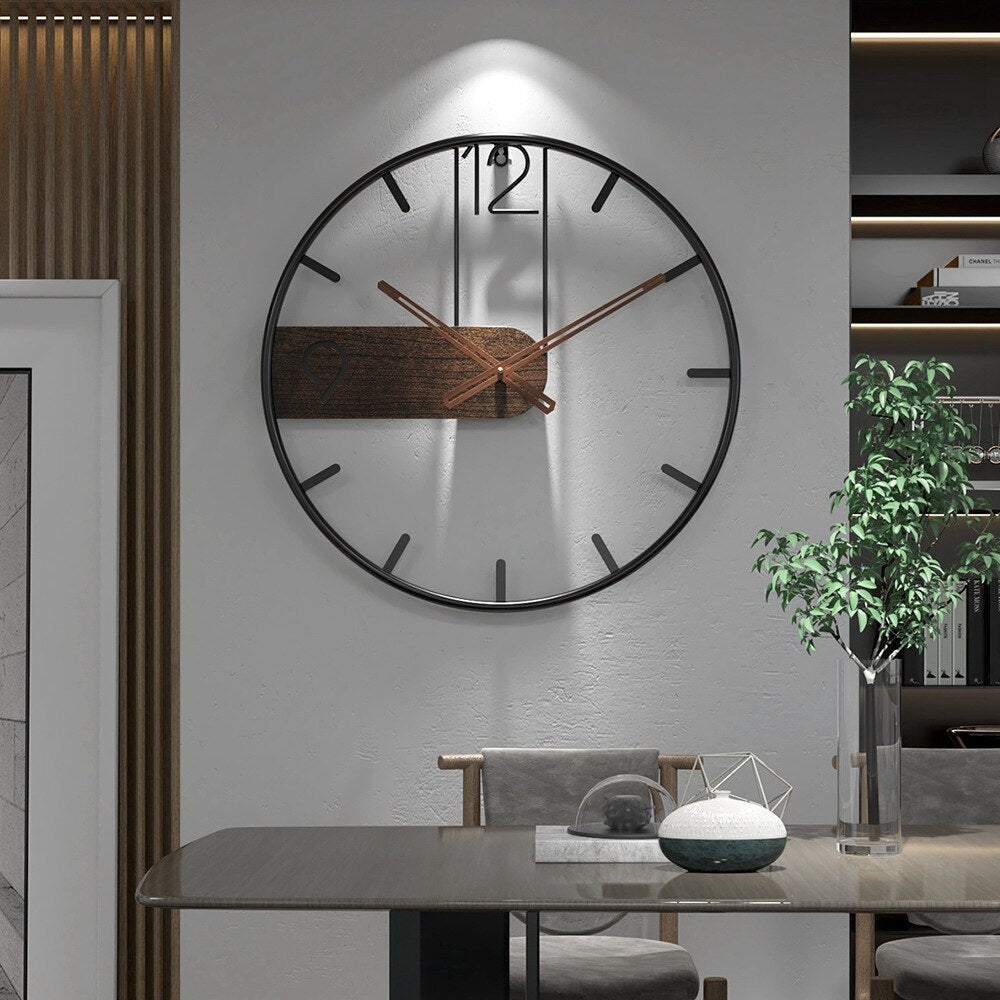 Robust veggklokke i stål og valnøtttre – Stilig design for ethvert interiør