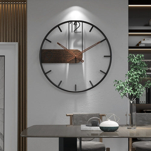 Robust veggklokke i stål og valnøtttre – Stilig design for ethvert interiør