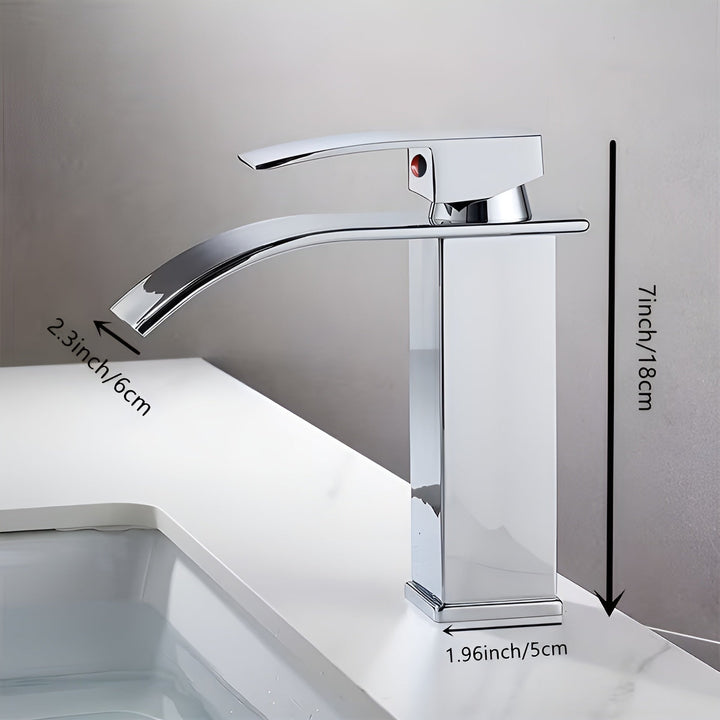 Blandebatteri i rustfritt stål for servant – fossefallstut med varmt og kaldt vann | Etthulls blandebatteri i Skantoack-design for badet