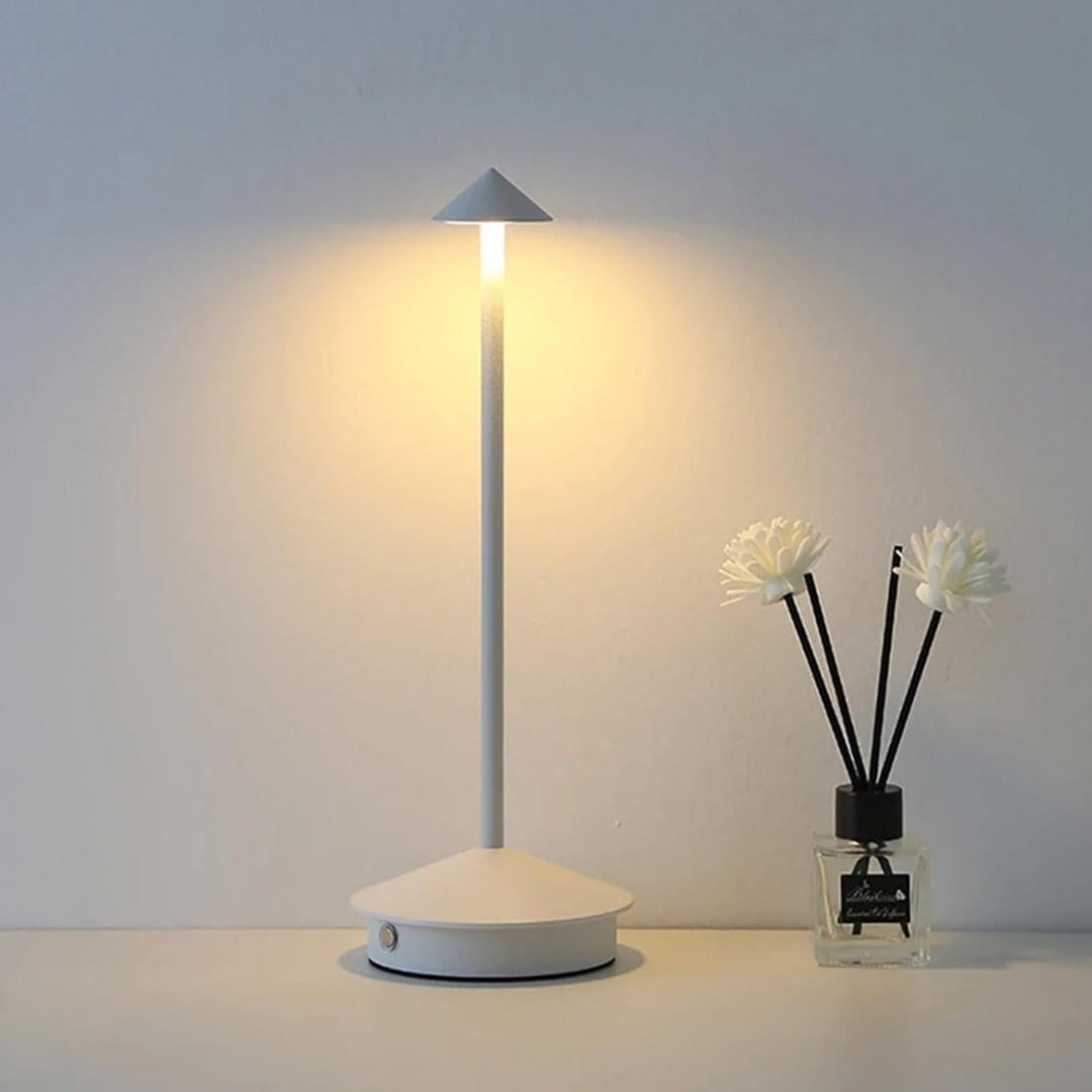 Robyn Arrow LED Bordlampe | Skanto