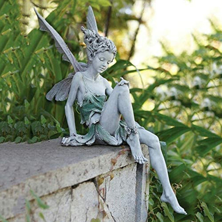 Skanto | Statue av sittende fe i hagen