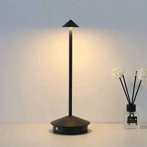 Robyn Arrow LED Bordlampe | Skanto