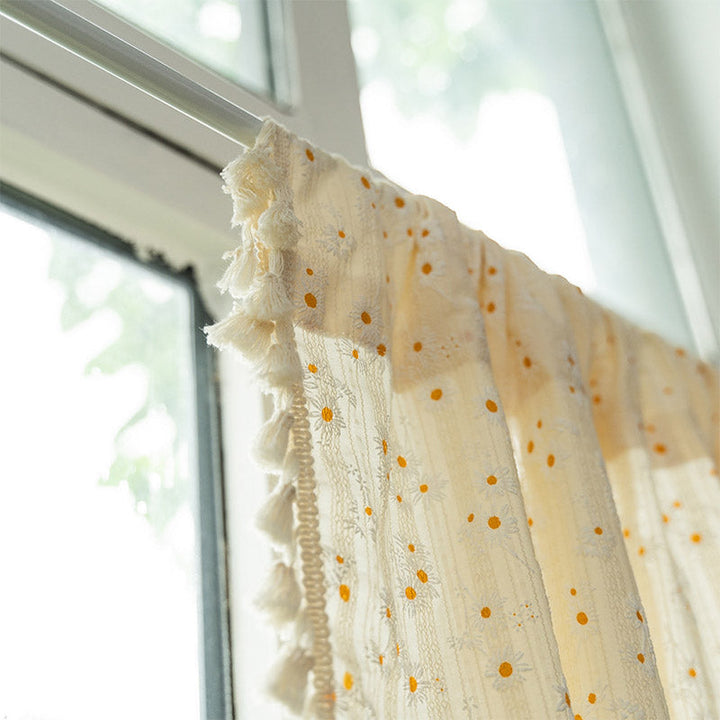 Beige Daisy Pattern Tier Gardin i Bomull Lin Stoff | Skanto