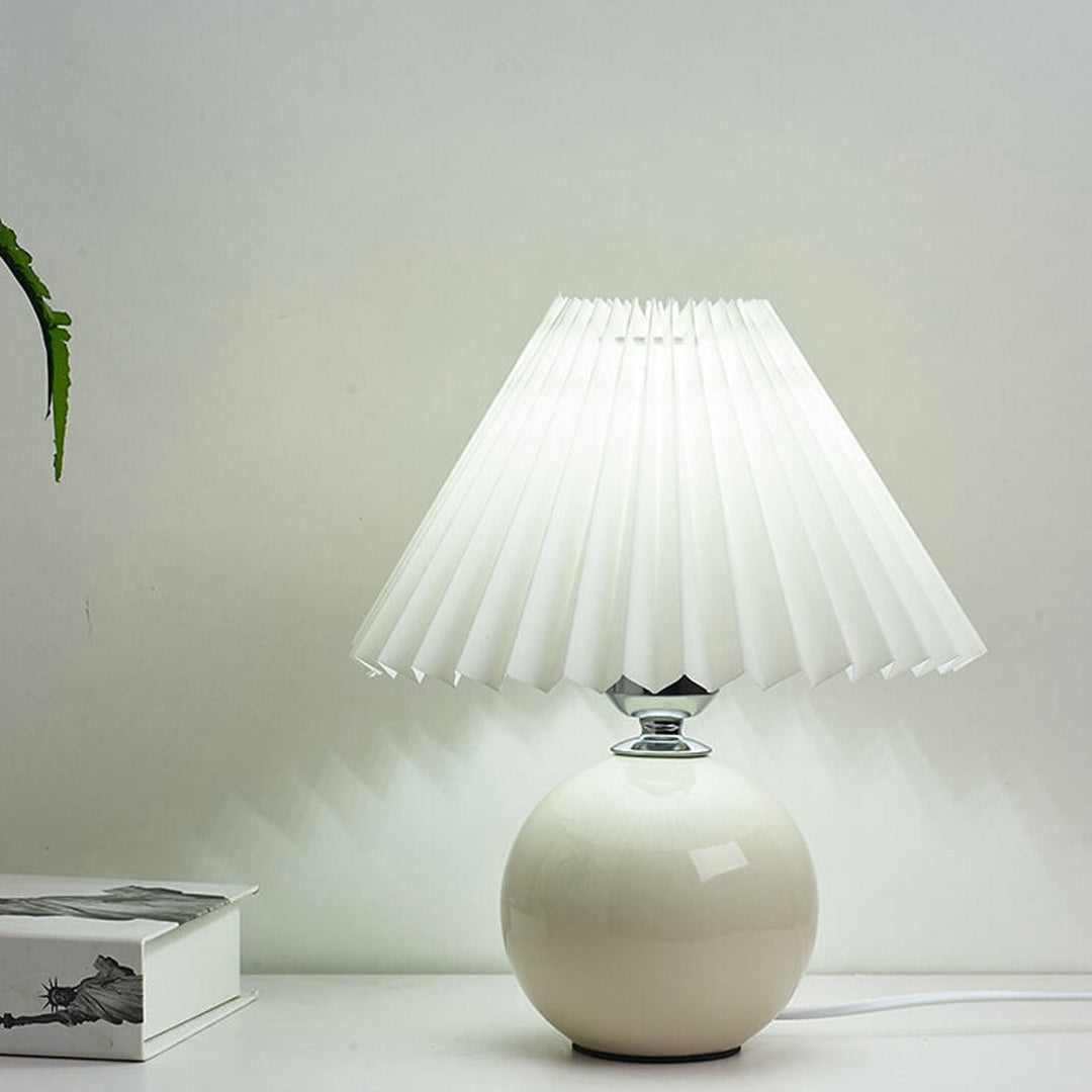 Skanto | Nordisk minimalistisk 1-lampe bordlampe laget av keramikk med folder