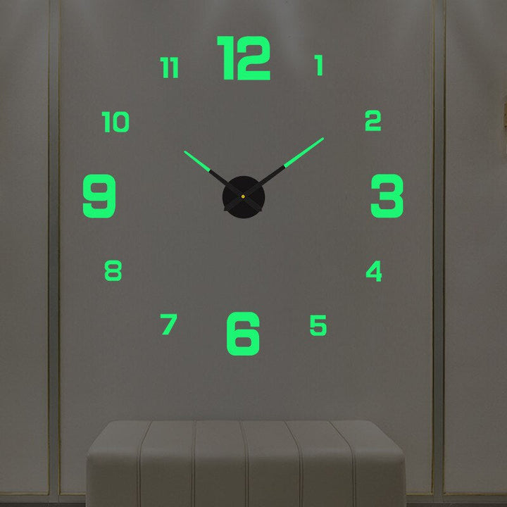 Große Wanduhr im moderne Wohnstil