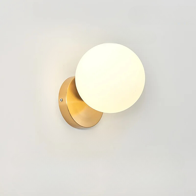 LuxeGlow - Stilfullt Gull Vegglampe med Glassball Skanto
