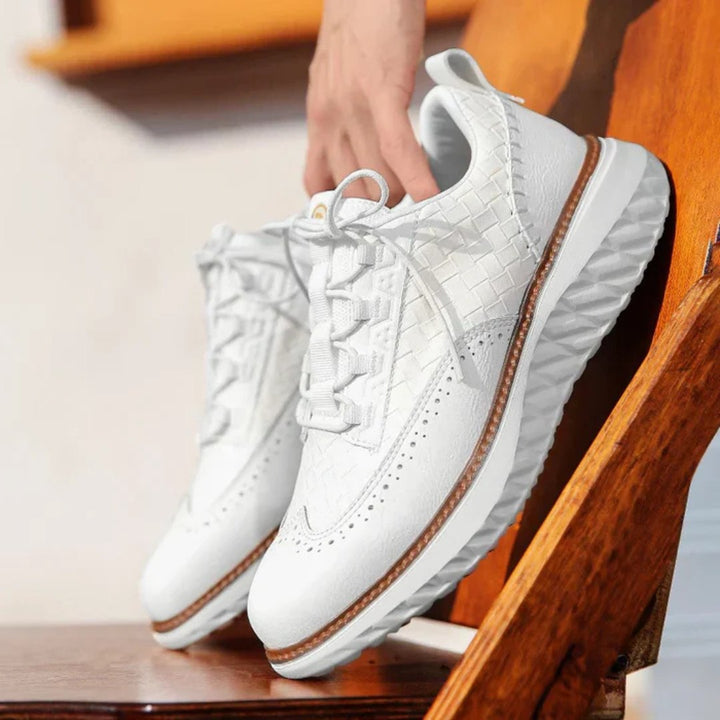 Vevde skinnsneakers med brogue-detaljer og kontrastsåle