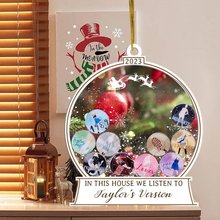 🎅I Dette Huset Lytter Vi Til Taylors Versjon Ornament | Skanto