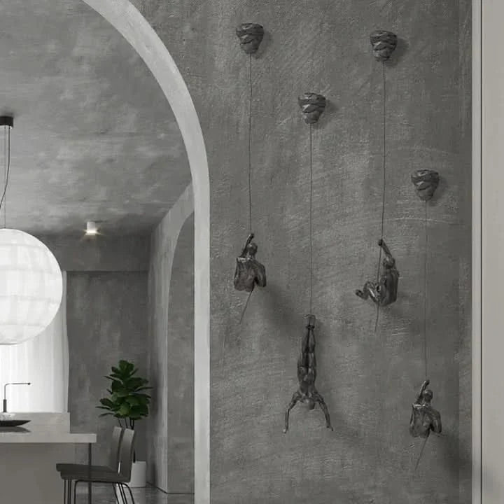 Skanto | Kletternde Männer Wandfigur | Moderne Kunst-Wanddekoration