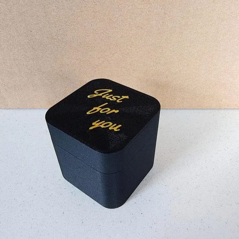 Midt finger i en boks | Skanto