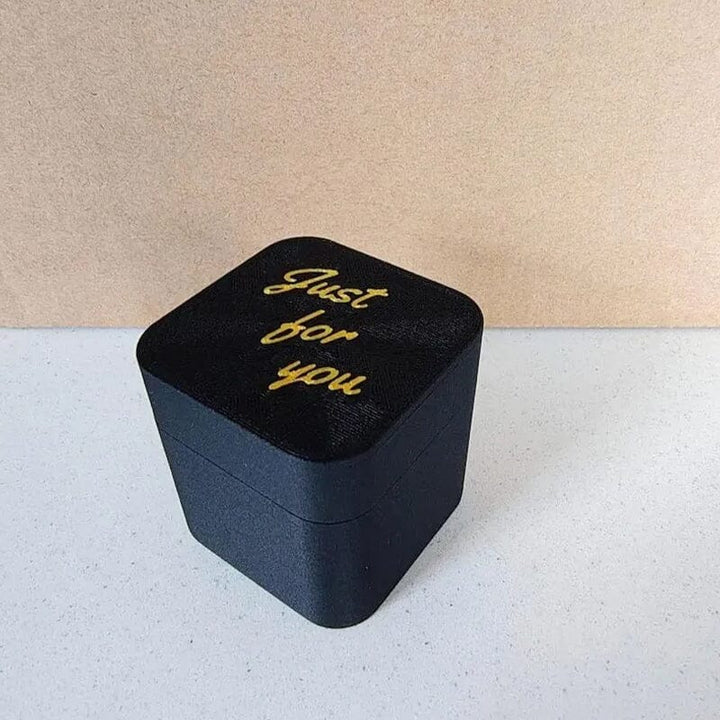 Midt finger i en boks | Skanto