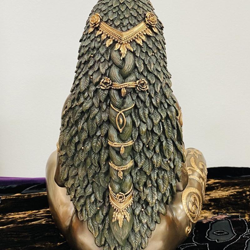 Statue av Jorden Gudinne | Skanto