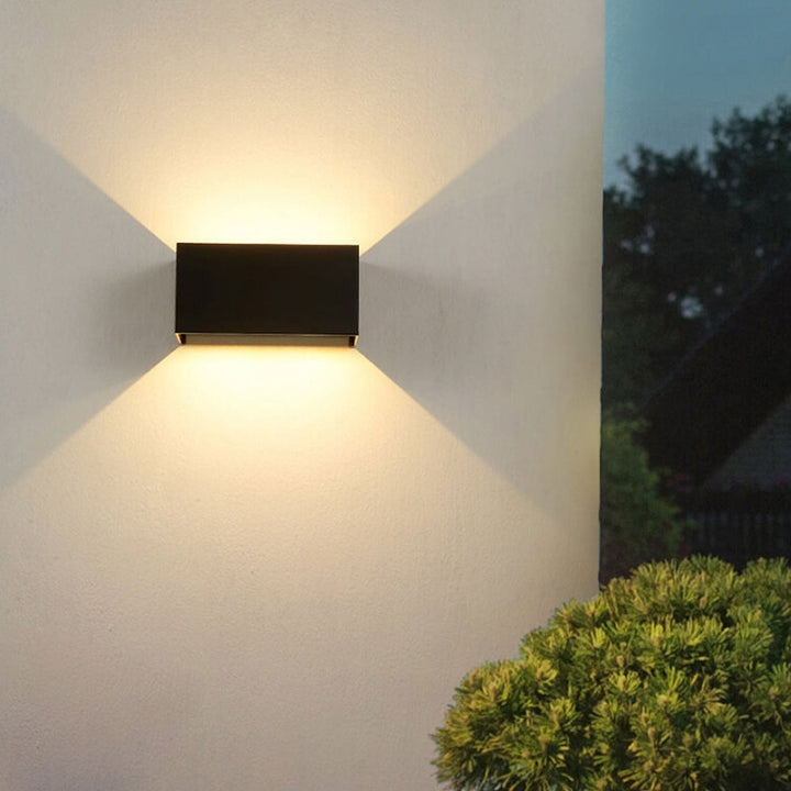 Moderne, vanntett, rektangulær LED-vegglampe for utendørs bruk med oppover- og nedoverrettet belysning.