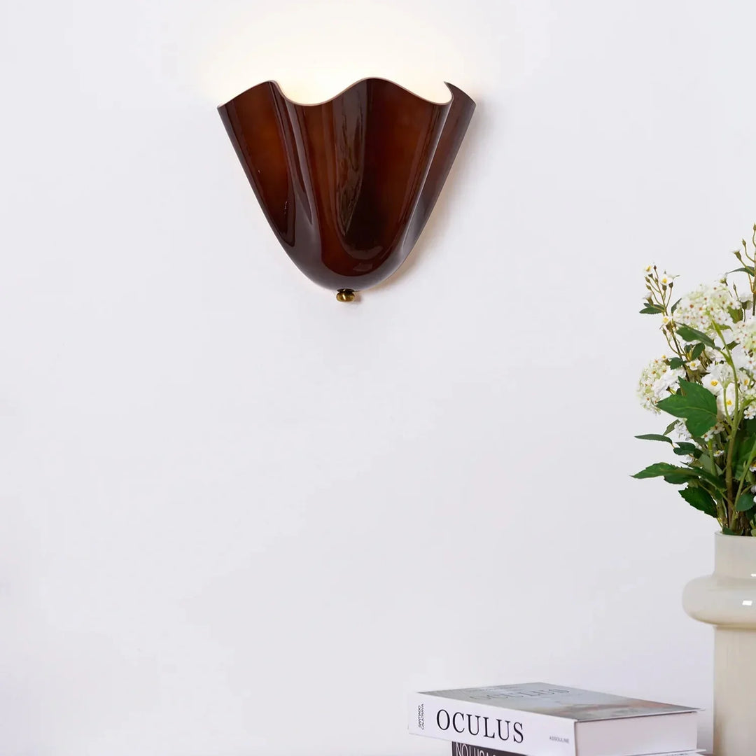 Skanto | Retro vegglampe laget av farget glass i skjørtformet skålmønster
