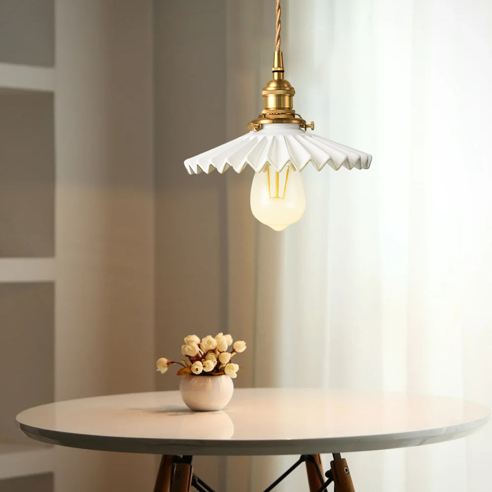 Vintage keramisk pendellampe med plissédesign – messing LED pendellampe for spisestue og stue | Skanto