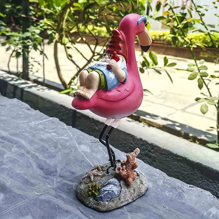 Skanto | Flamingo avslappende hagegnom statue