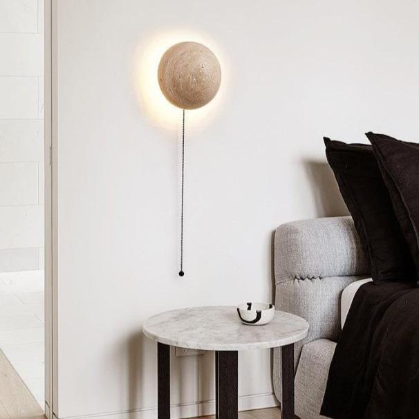 Skanto | Kremfarget vegglampe i skandinavisk stil som gir koselig lys og elegant enkelhet