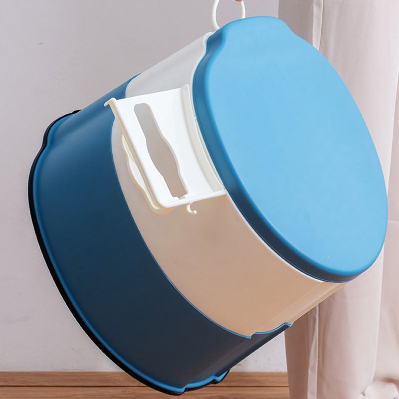 Moderne vegghengt plasttoalett med toalettsete til badet