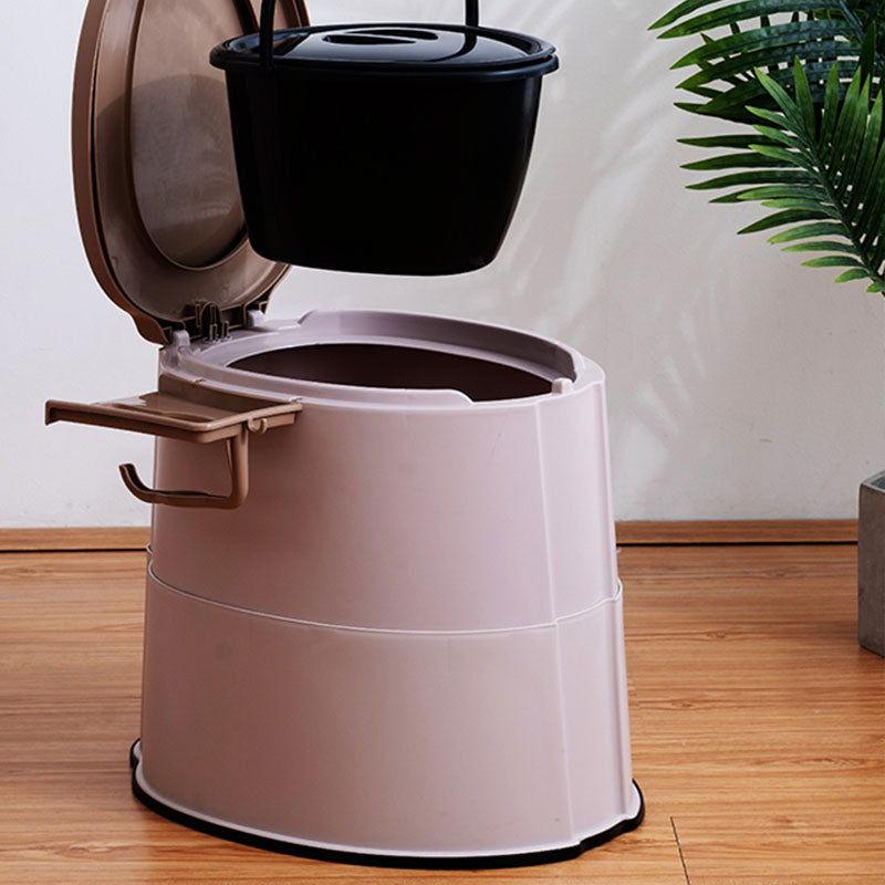 Moderne vegghengt plasttoalett med toalettsete til badet