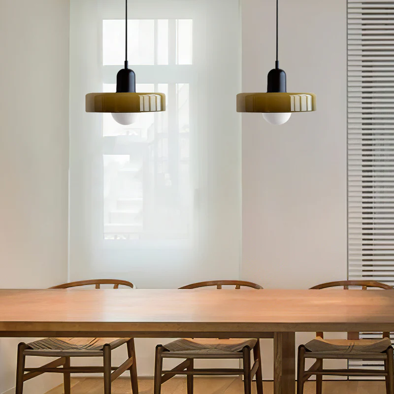 Bunte Glas-Pendelleuchte im Bauhaus-Stil