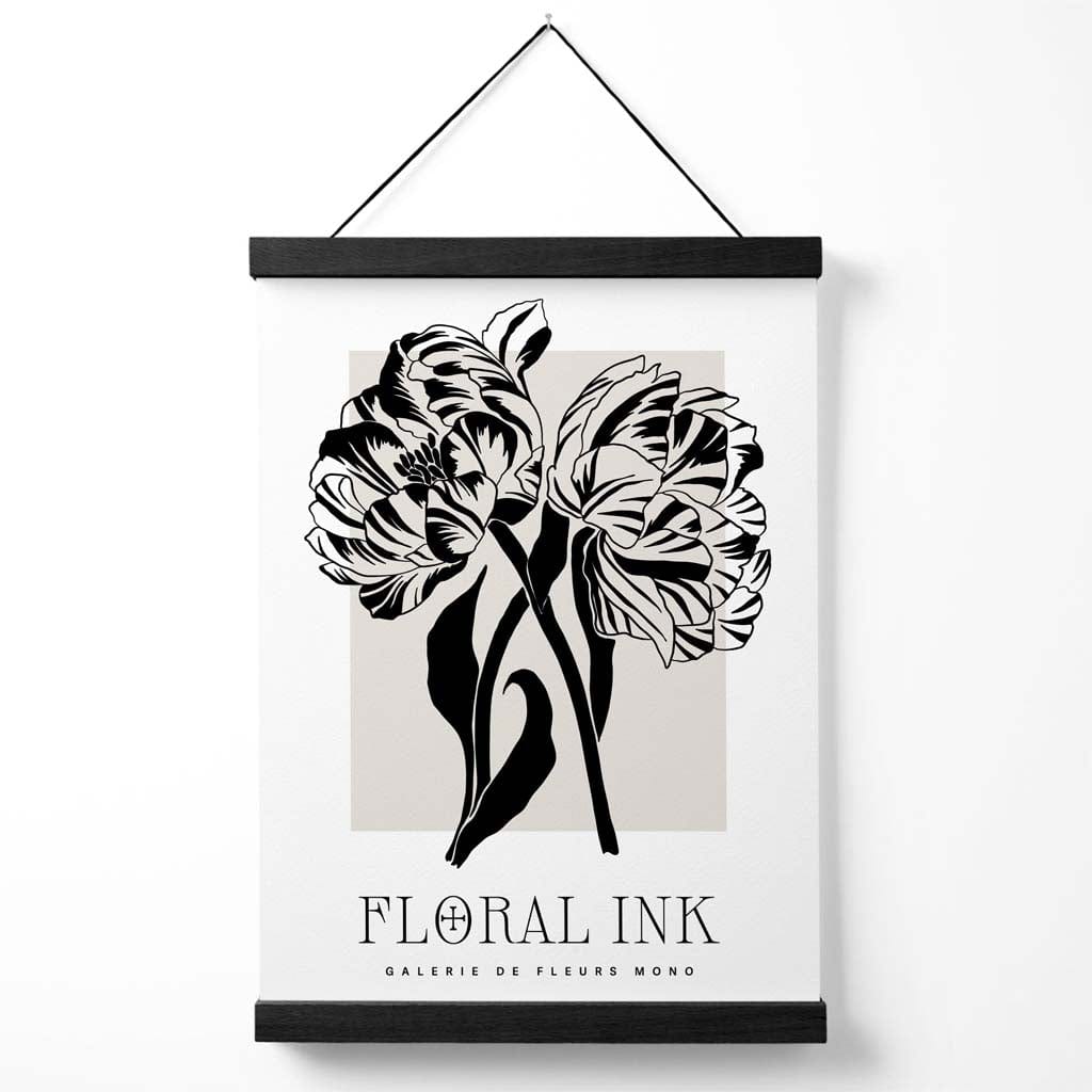 Plakat med kameliamotiv, svart og beige, blomstertegning i blekk, inkludert oppheng