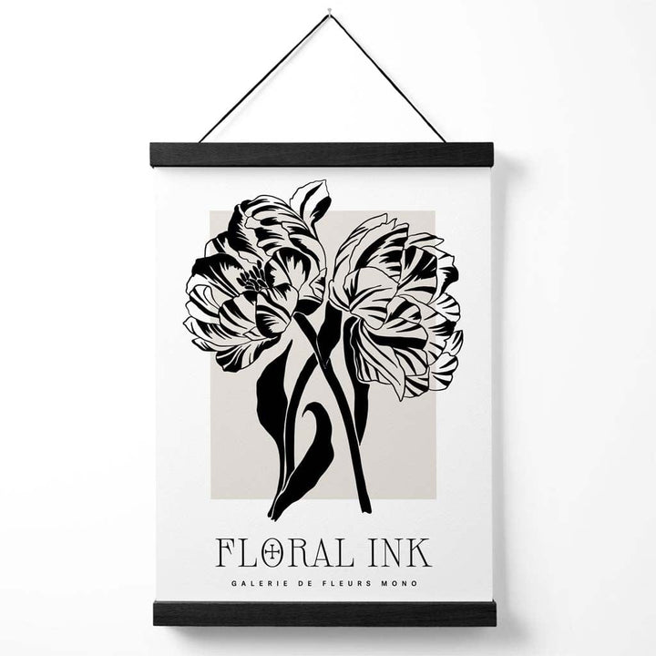 Plakat med kameliamotiv, svart og beige, blomstertegning i blekk, inkludert oppheng