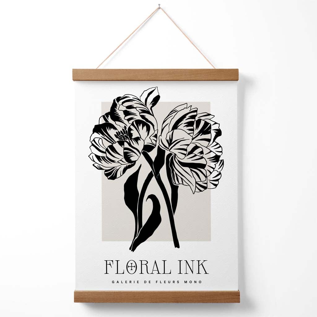 Plakat med kameliamotiv, svart og beige, blomstertegning i blekk, inkludert oppheng