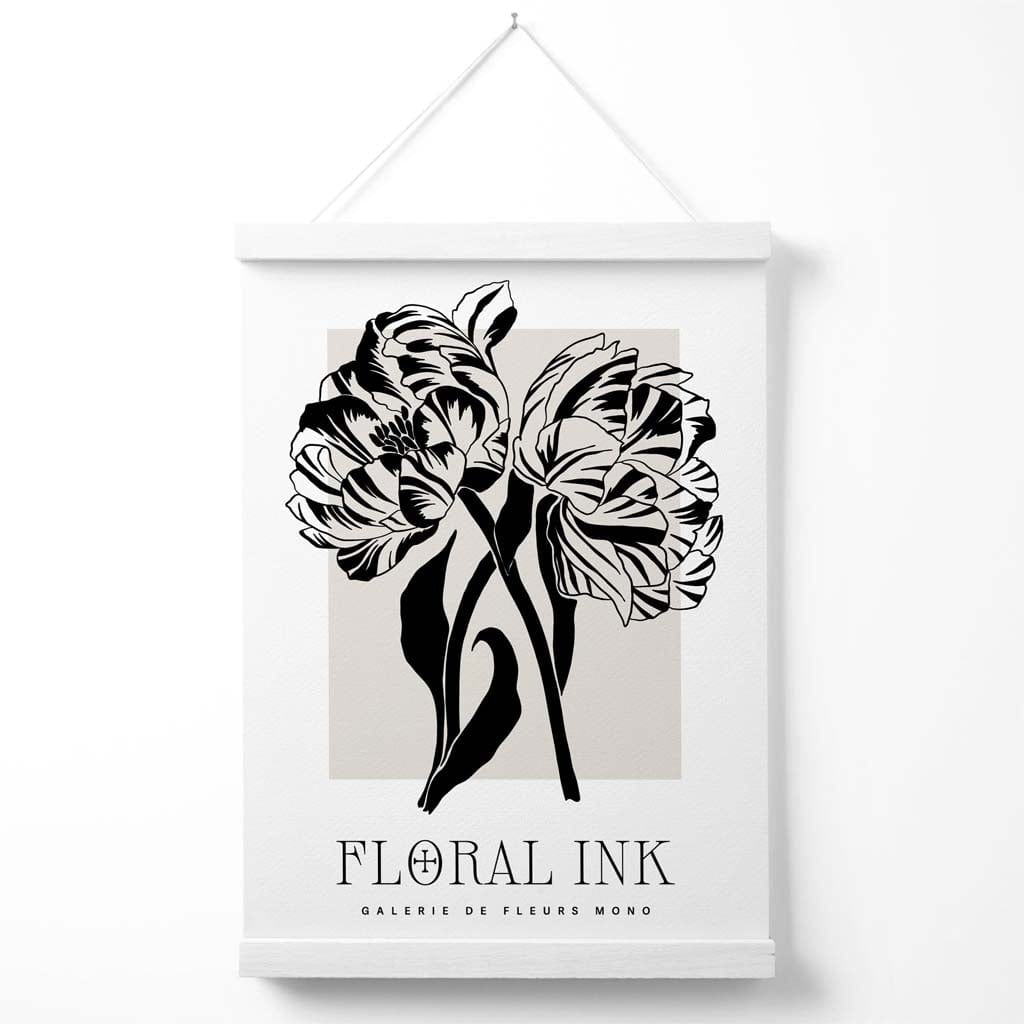 Plakat med kameliamotiv, svart og beige, blomstertegning i blekk, inkludert oppheng