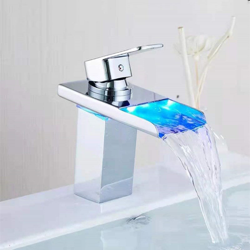 Ettgreps blandebatteri til servant, 1-hulls. Mye brukt blandebatteri til bad med LED-belysning.