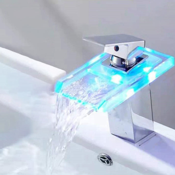 Ettgreps blandebatteri til servant, 1-hulls. Mye brukt blandebatteri til bad med LED-belysning.