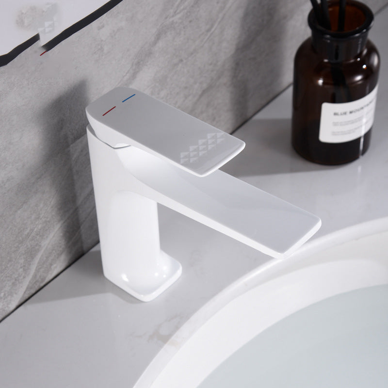 Moderne benkeplatekran for servant med kobberhåndtak og lav bue, egnet for baderom.
