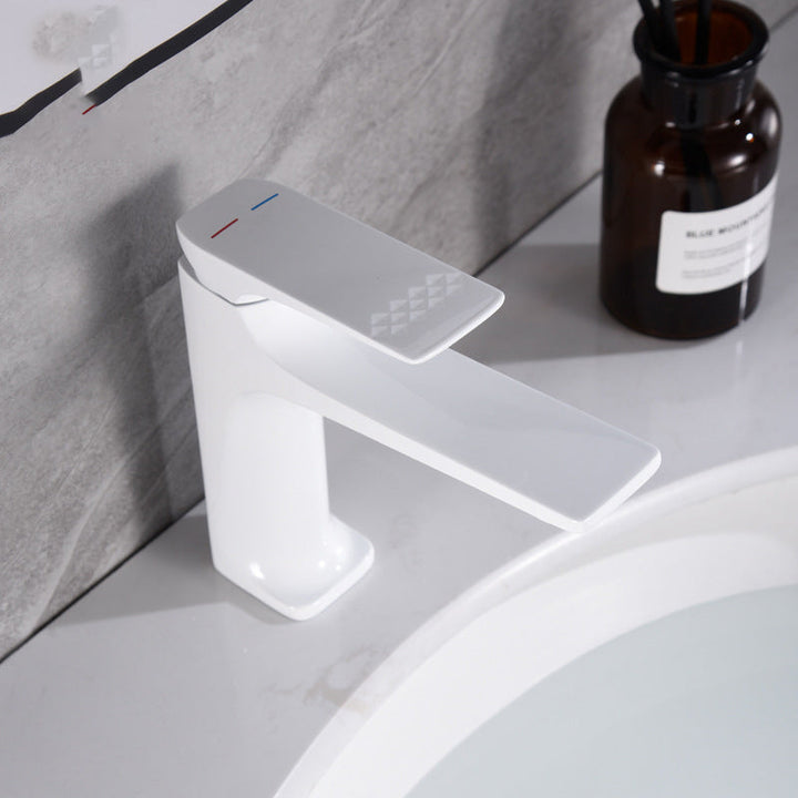 Moderne benkeplatekran for servant med kobberhåndtak og lav bue, egnet for baderom.