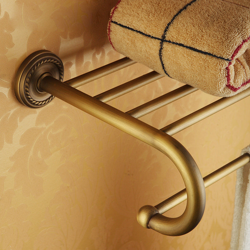 Brukt tradisjonelt baderomssett i messing med baderomshylle/papirholder og håndklestang