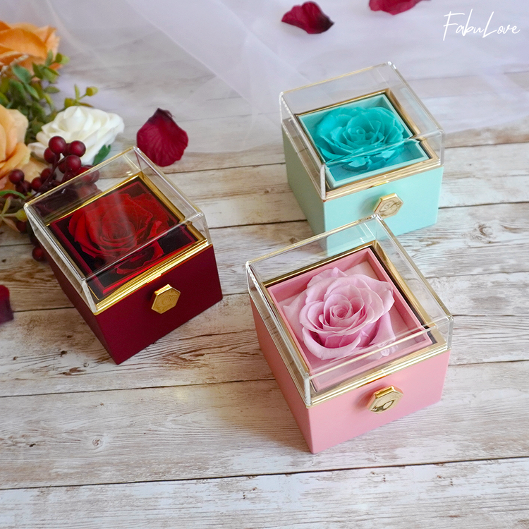 Skanto | [Ideell gave] Evig roseboks - Med gravert halskjede & kunstig rose