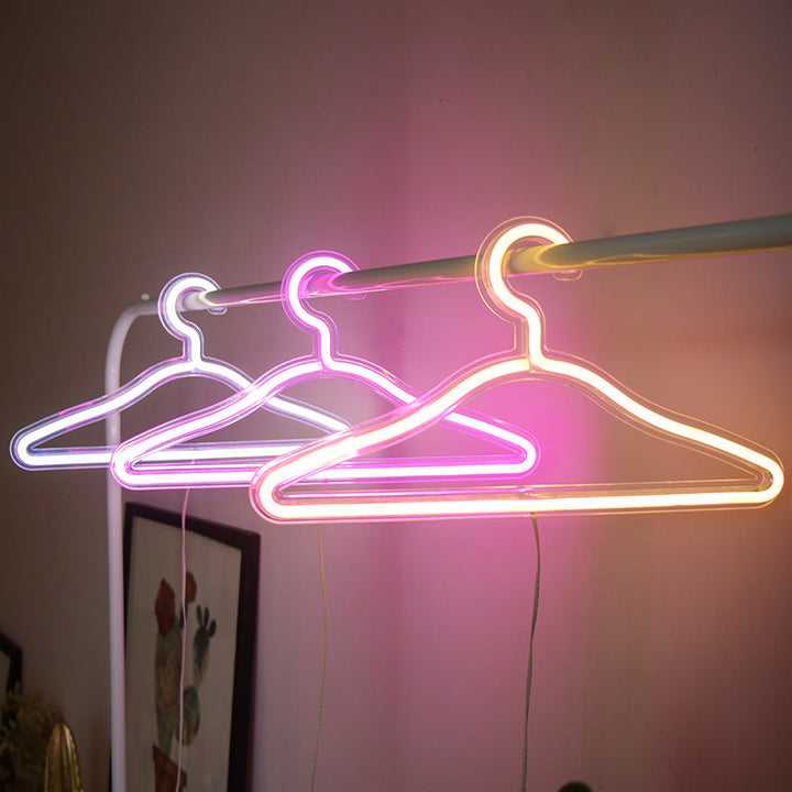 Skanto | LightHanger LED Kleshenger – Oppladbar Belyst Henger med Luksuriøs Neonlys