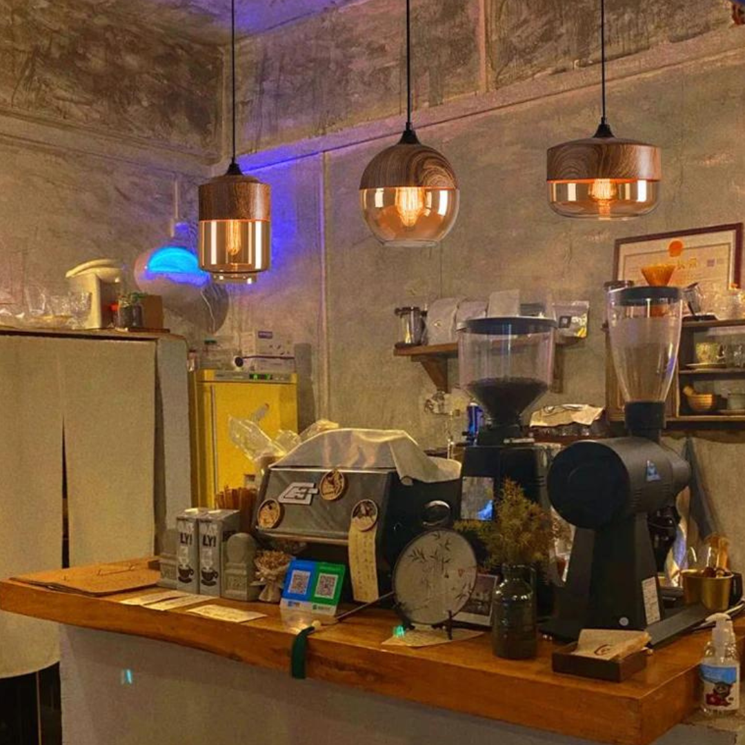 Norvo | Skandinavisk Pendellampe laget av Tre og Farget Glass