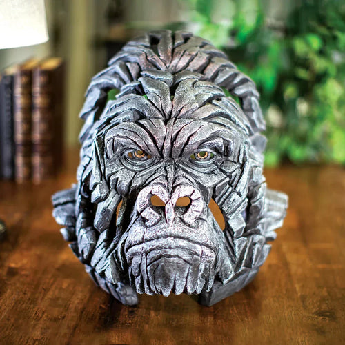 Skanto | Livaktig gorilla figur laget av harpiks for dekorasjon