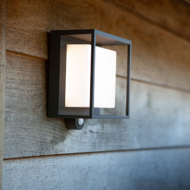 Skanto | Lutec 6934601118 Curtis LED Antrasitt Solenergi Utendørs Moderne Firkantet Overflate-Montert Vegglampe med PIR