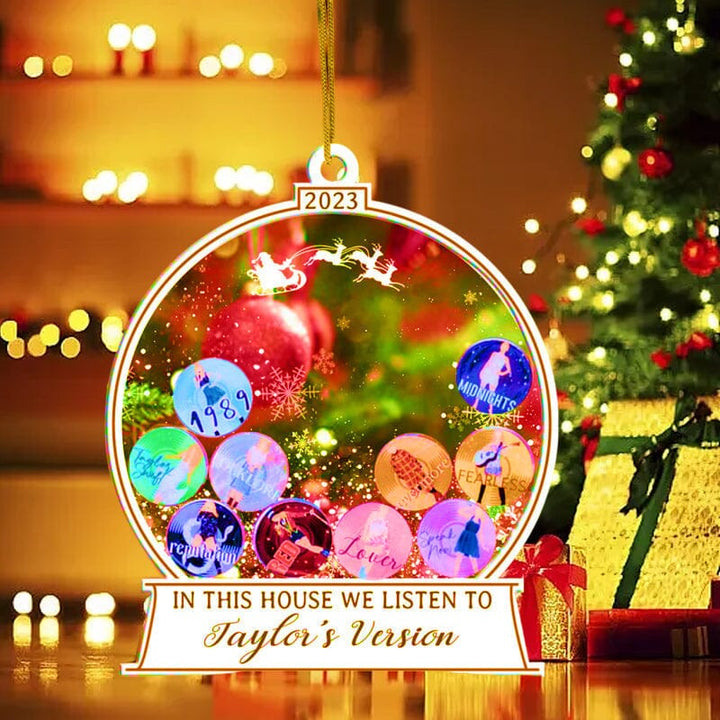 🎅I Dette Huset Lytter Vi Til Taylors Versjon Ornament | Skanto
