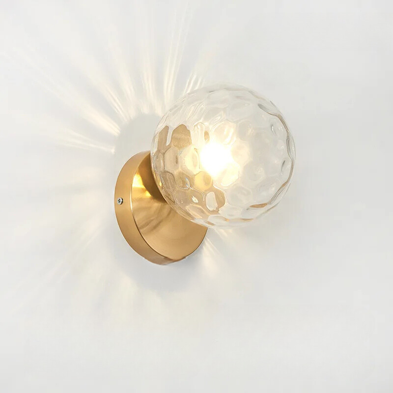LuxeGlow - Stilfullt Gull Vegglampe med Glassball Skanto