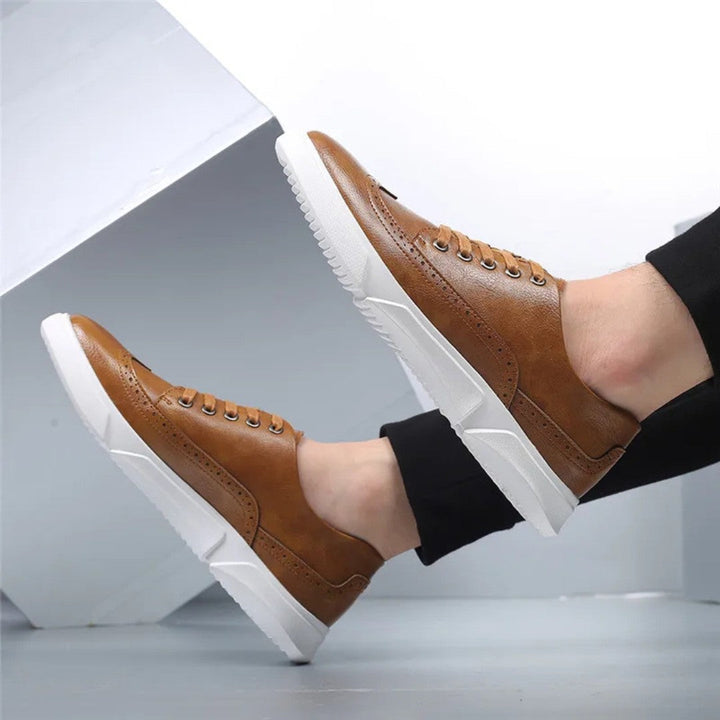Brogue-sneakers i skinn med gummisåle