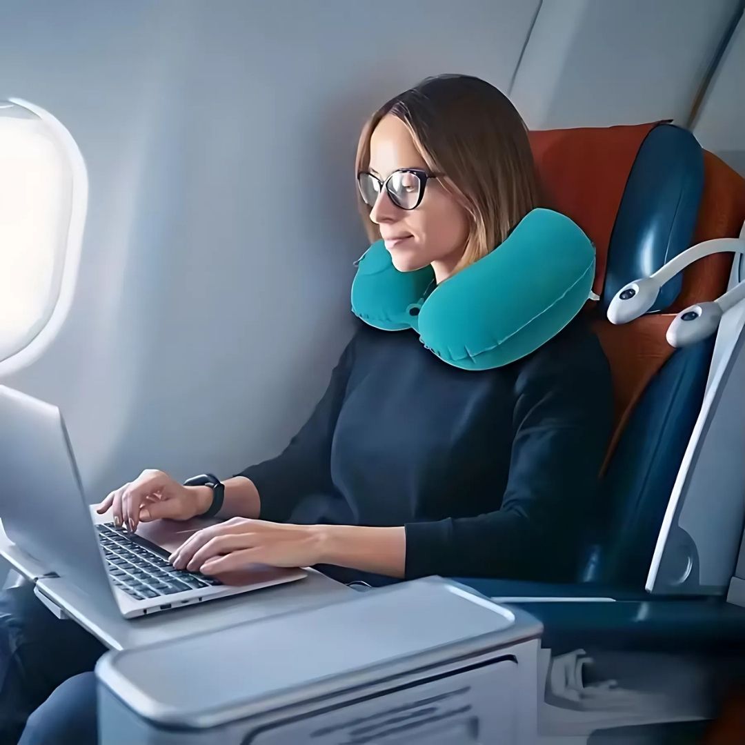 TravelThrive | Oppblåsbar Reise Nakkepute – Justerbar Fasthet – Myk Fløyelsdekk – Nakke Smerte Lindring – Kompakt for Alle Reiser Skanto