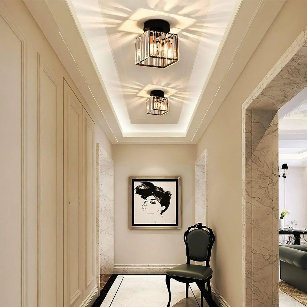 Skanto | Moderne Krystal Taklampe med Gull- og Svart Detaljer – Stilfull Belysning for Hjemmet Ditt