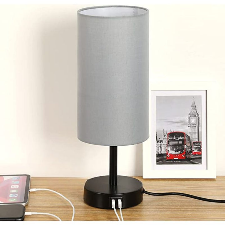 Skanto | Lampe med USB-tilkobling Berøringskontroll Bordlampe for Soverom Tre 3-trinns dimbar Sengelampe med Rund Linestoffskjerm for Stue, Studenthybel, Hjemmekontor